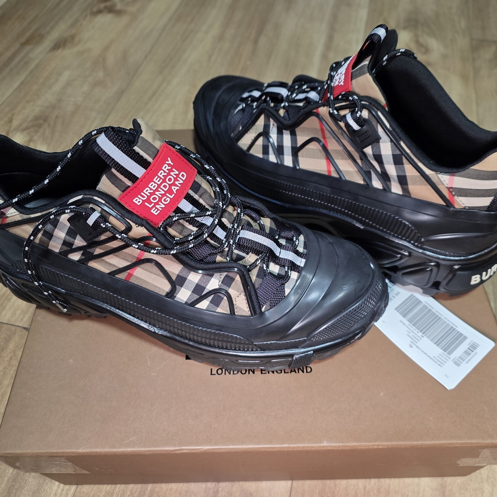 Burberry Men's Black and Beige Sneakers